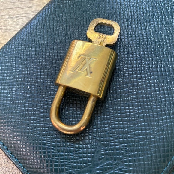 Louis Vuitton Bundle! New with key lock and used Men’s Green Checkbook Wallet - Picture 6 of 9